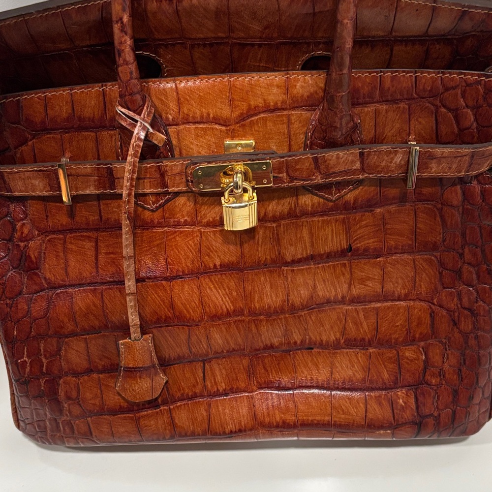 Sophisticated Brown Crocodile Leather Handbag - Picture 3 of 15